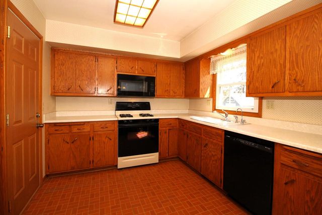 1721 Sylvan WAY, West Bend, WI 53095