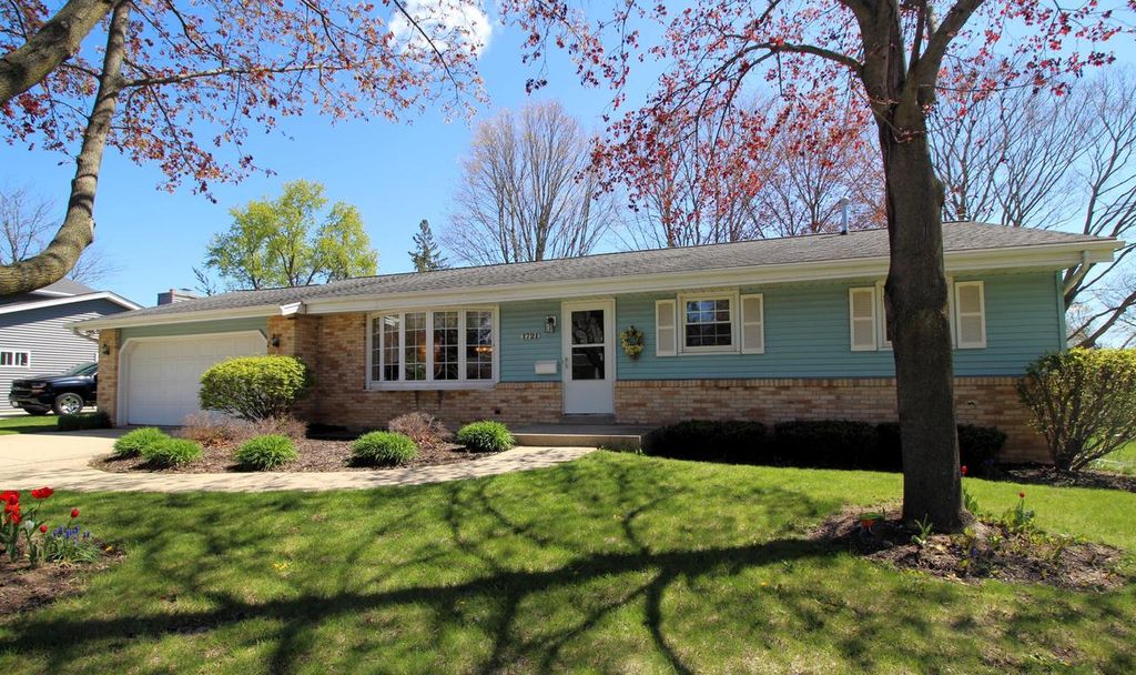1721 Sylvan WAY, West Bend, WI 53095