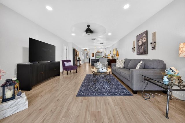 8425 Casa Del Lago H, Boca Raton, FL 33433