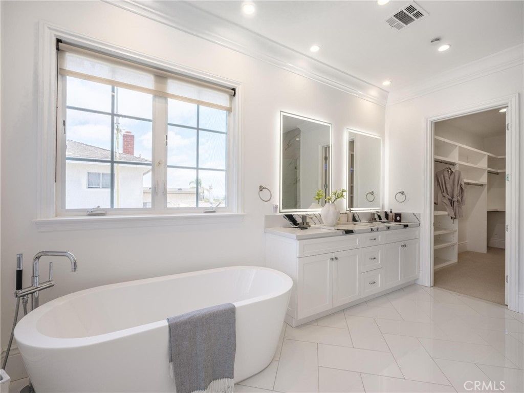 Image 41 of property listing at 8056 Kentwood, Los Angeles, CA 90045