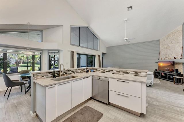 10325 NW 6th St, Coral Springs, FL 33071