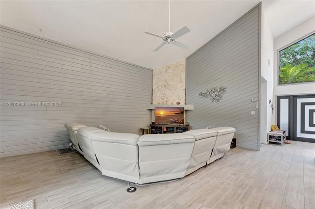10325 NW 6th St, Coral Springs, FL 33071