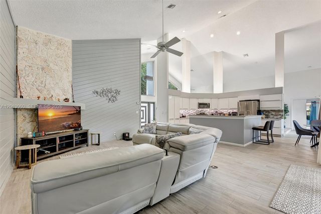 10325 NW 6th St, Coral Springs, FL 33071
