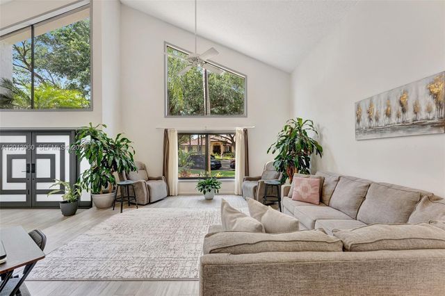 10325 NW 6th St, Coral Springs, FL 33071