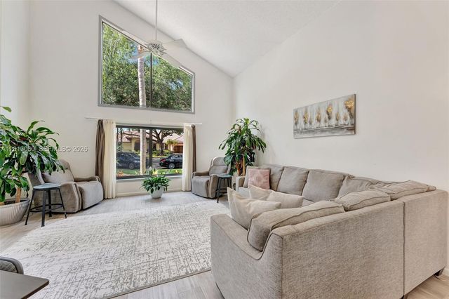 10325 NW 6th St, Coral Springs, FL 33071