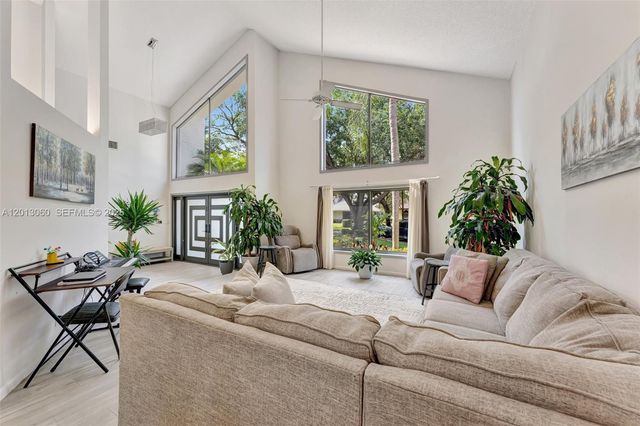 10325 NW 6th St, Coral Springs, FL 33071