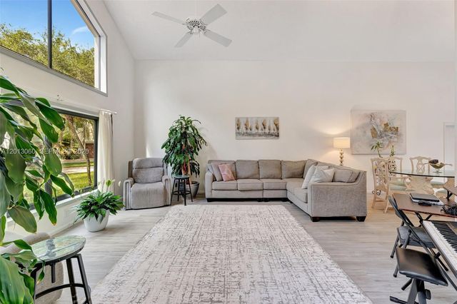 10325 NW 6th St, Coral Springs, FL 33071