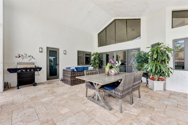 10325 NW 6th St, Coral Springs, FL 33071