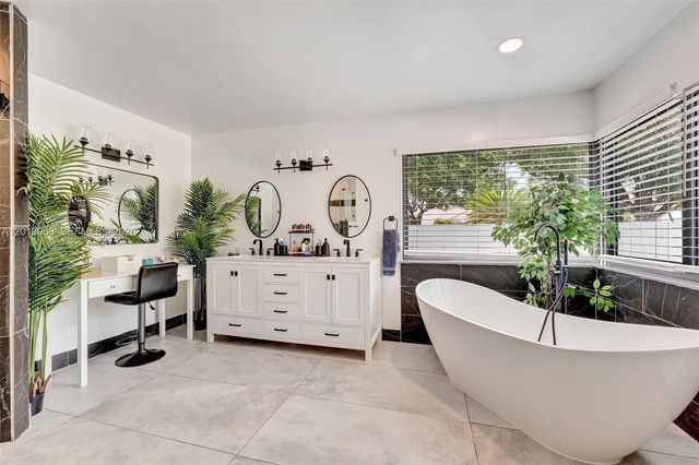 10325 NW 6th St, Coral Springs, FL 33071