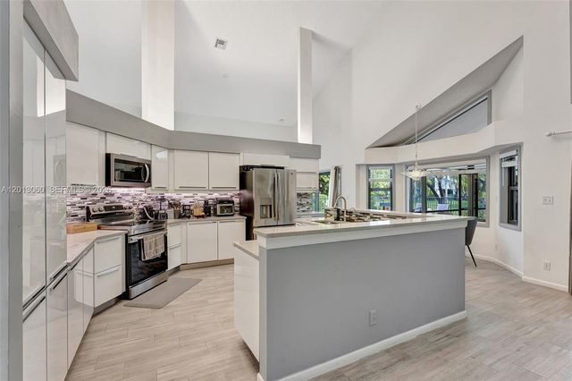 10325 NW 6th St, Coral Springs, FL 33071