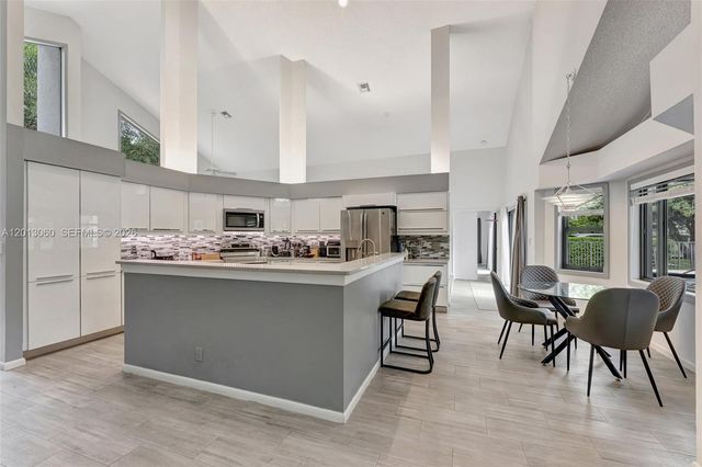 10325 NW 6th St, Coral Springs, FL 33071