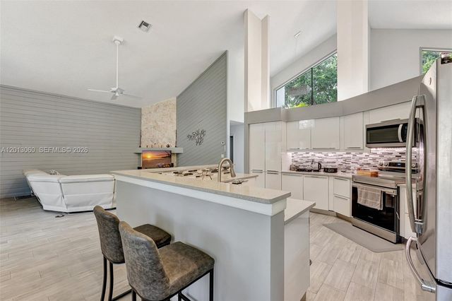 10325 NW 6th St, Coral Springs, FL 33071