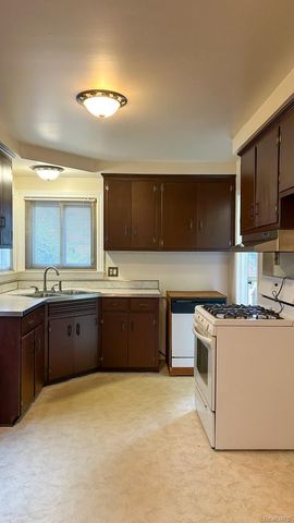 21810 Stratford Street W, Oak Park, MI 48237