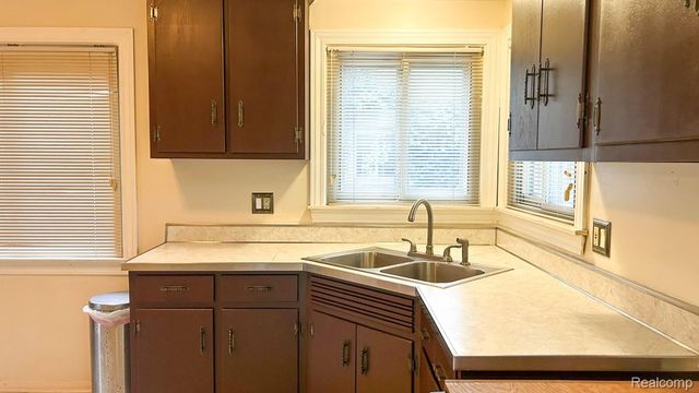 21810 Stratford Street W, Oak Park, MI 48237