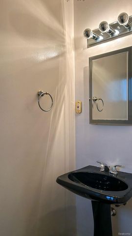 21810 Stratford Street W, Oak Park, MI 48237