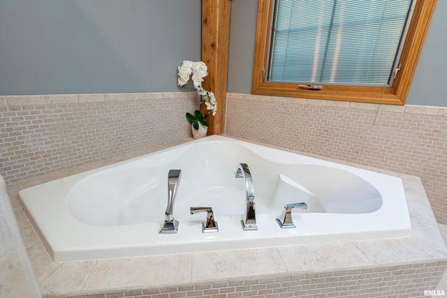 1165 Lake Shore Drive North Drive, Goreville, IL 62995