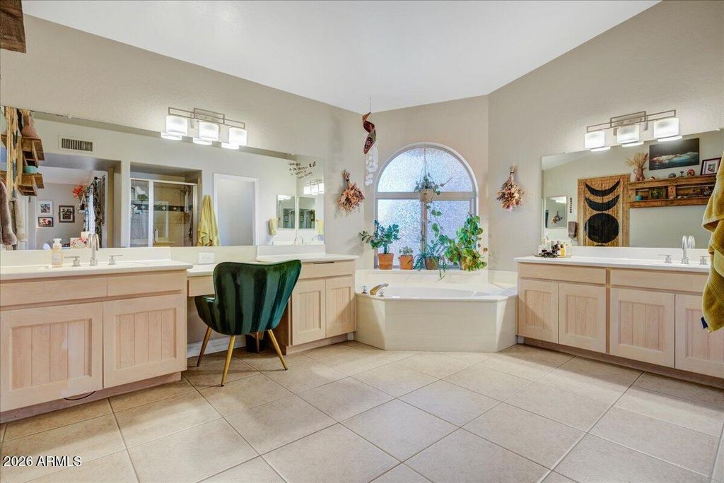 Image 10 of property listing at 5721 W MARIPOSA GRANDE Lane, Glendale, AZ 85310