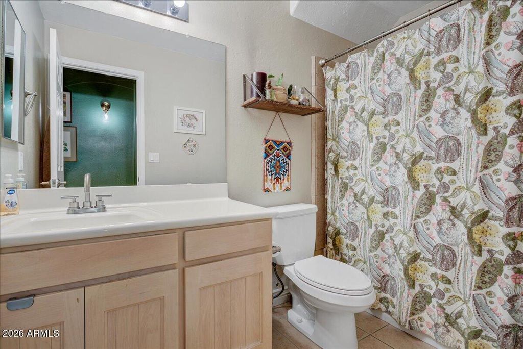 Image 12 of property listing at 5721 W MARIPOSA GRANDE Lane, Glendale, AZ 85310