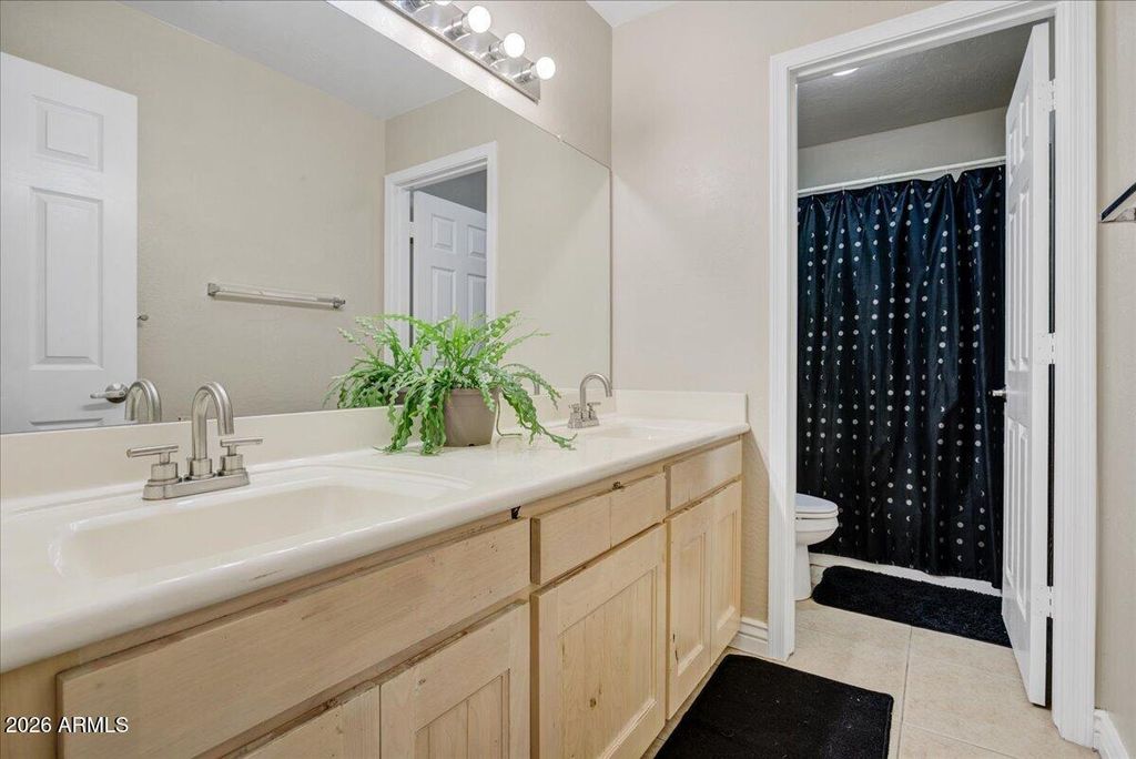 Image 15 of property listing at 5721 W MARIPOSA GRANDE Lane, Glendale, AZ 85310