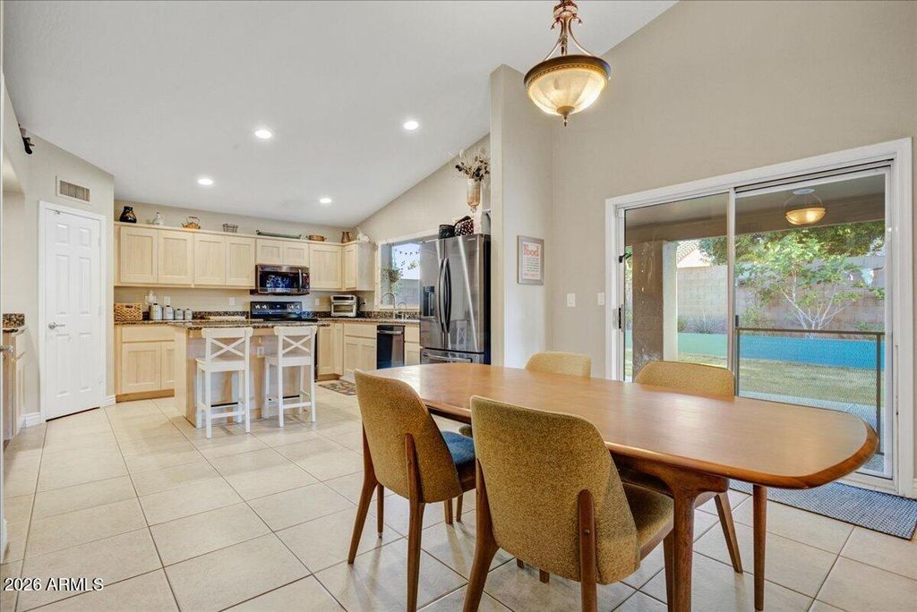 Image 6 of property listing at 5721 W MARIPOSA GRANDE Lane, Glendale, AZ 85310