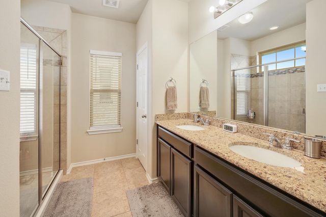 2105 Town Centre DR 48, Round Rock, TX 78664