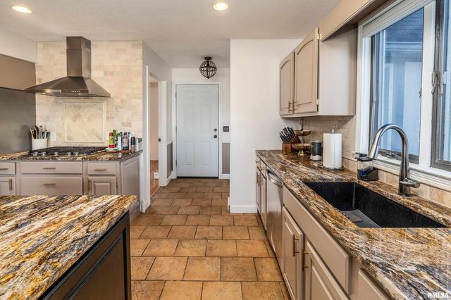205 Dinah Lane, Marion, IL 62959