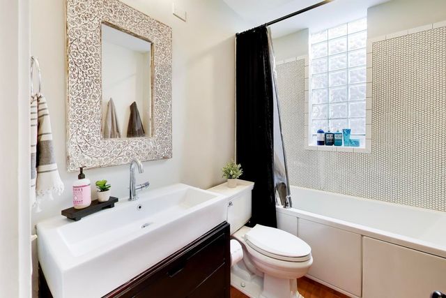 941 W Altgeld Street, Chicago, IL 60614