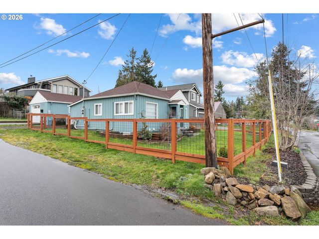 418 DEWEY St, Oregon City, OR 97045