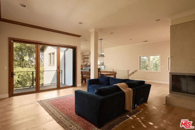 1018 N Tigertail Road, Los Angeles, CA 90049