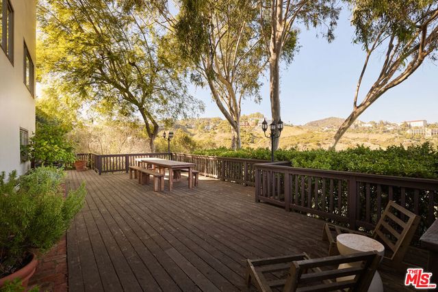1018 N Tigertail Road, Los Angeles, CA 90049