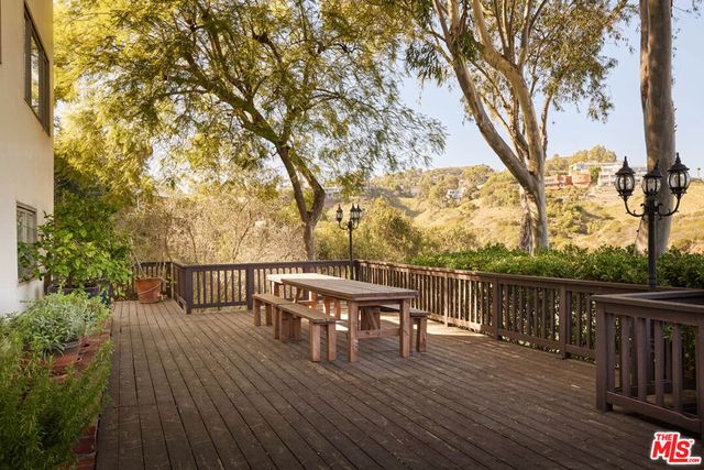1018 N Tigertail Road, Los Angeles, CA 90049