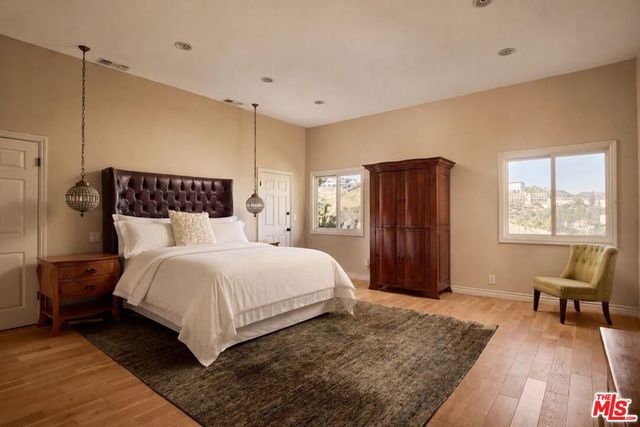 1018 N Tigertail Road, Los Angeles, CA 90049