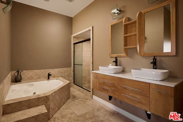 1018 N Tigertail Road, Los Angeles, CA 90049