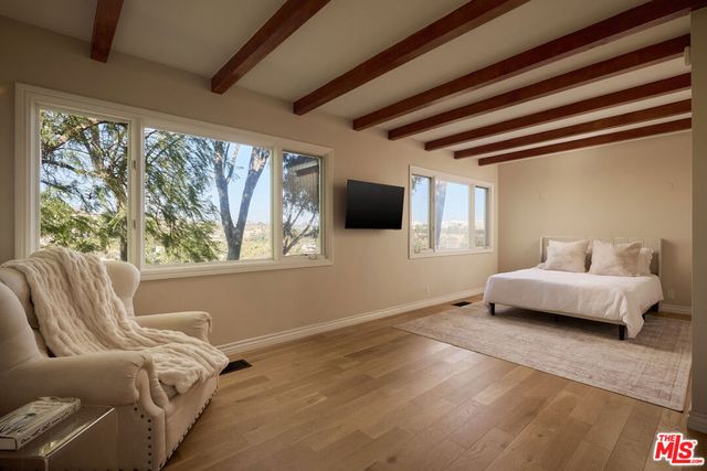 1018 N Tigertail Road, Los Angeles, CA 90049