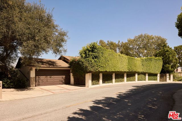 1018 N Tigertail Road, Los Angeles, CA 90049