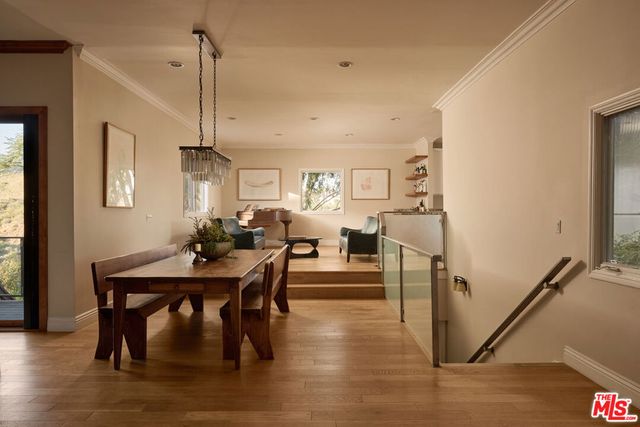 1018 N Tigertail Road, Los Angeles, CA 90049