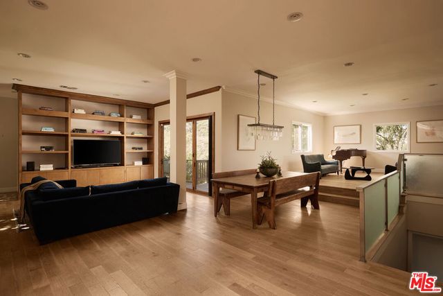 1018 N Tigertail Road, Los Angeles, CA 90049