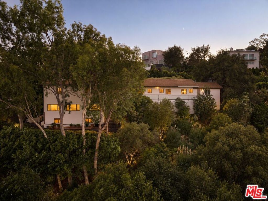 1018 N Tigertail Road, Los Angeles, CA 90049