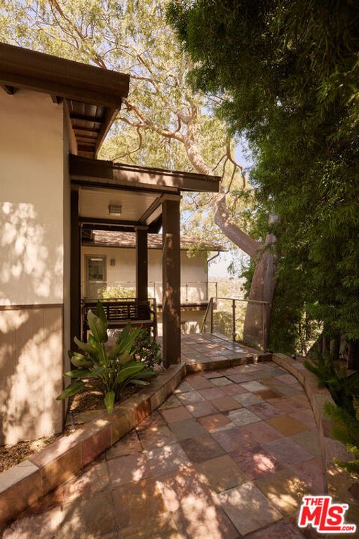 1018 N Tigertail Road, Los Angeles, CA 90049 — photo 2