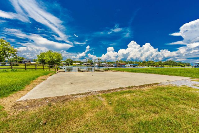 6272 Bayouside Dr, Chauvin, LA 70344