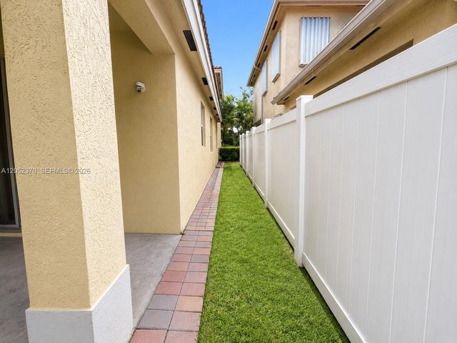 1030 NE 37th Ave, Homestead, FL 33033
