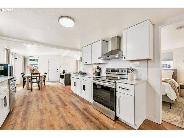 428 W Centennial Blvd, Springfield, OR 97477