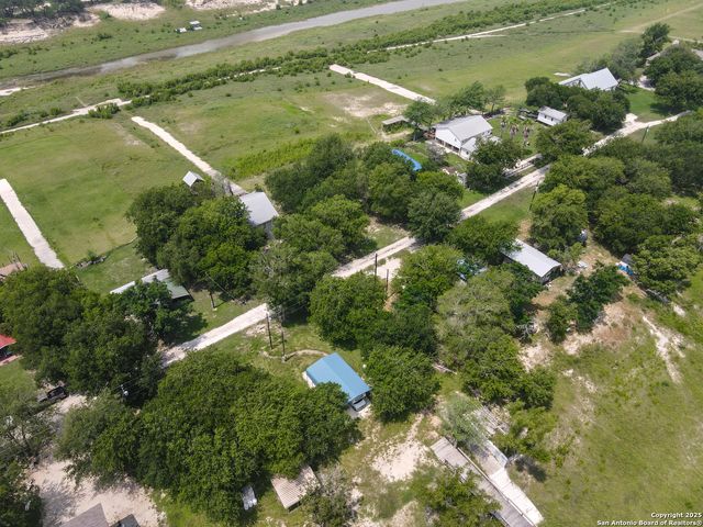 352 Longhorn Dr, Bandera, TX 78003