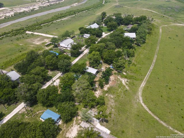 352 Longhorn Dr, Bandera, TX 78003