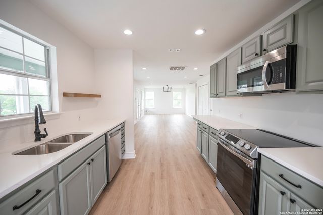 352 Longhorn Dr, Bandera, TX 78003