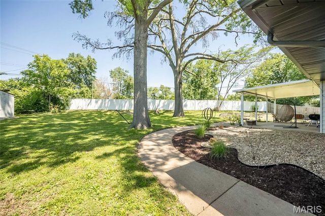 8901 Larchwood Court, St Louis, MO 63126