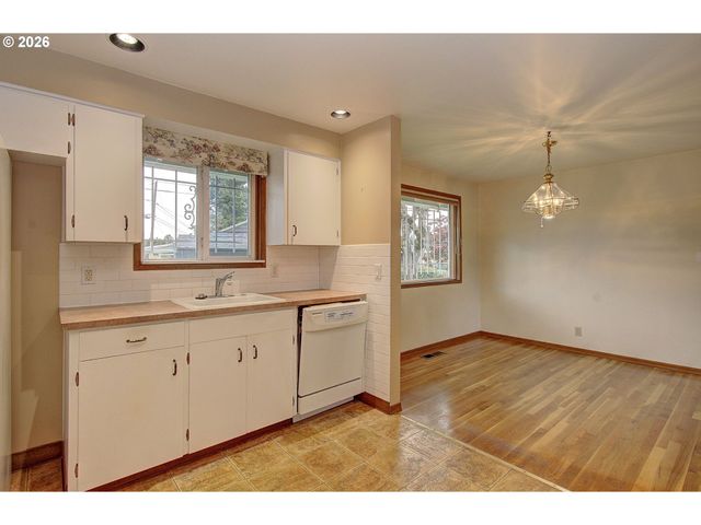 14351 Ne SAN RAFAEL St, Portland, OR 97230