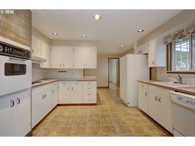 14351 Ne SAN RAFAEL St, Portland, OR 97230