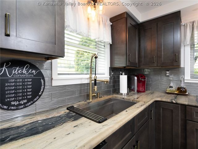 3005 Mount Vernon Drive, Hurricane, WV 25526