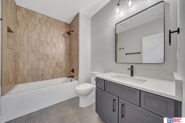 7956 S 43rd Street, Lincoln, NE 68516